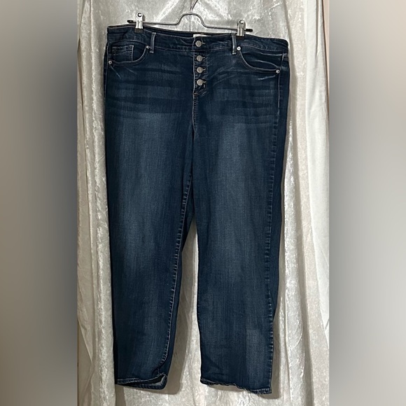 Mid-rise straight ankle length boyfriend button-fly jeans. Used, good condition - Picture 1 of 2